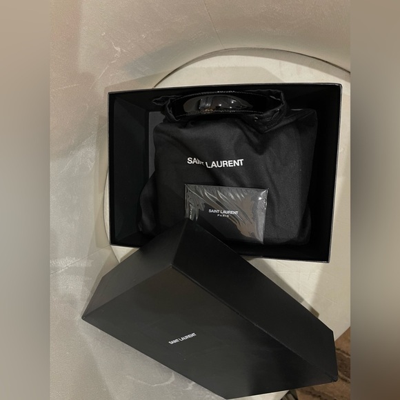 Saint Laurent Vicky in Patent Leather - Picture 12 of 12